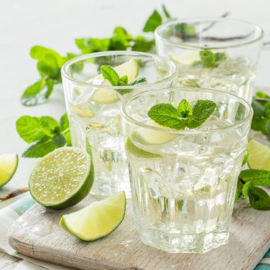 Gözlüklü taze limonata