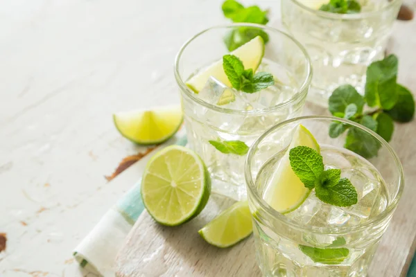 Свежий лимонад в стаканах — стоковое фото