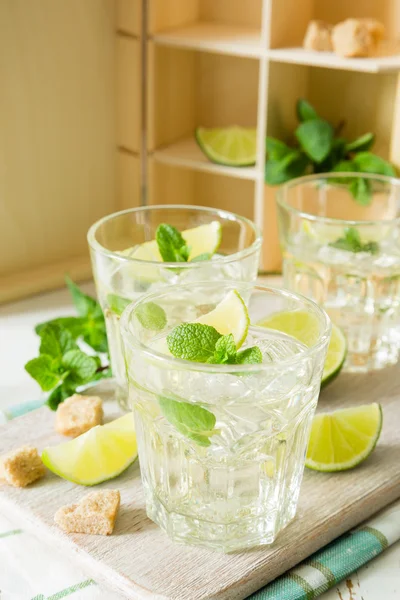 Свежий лимонад в стаканах — стоковое фото