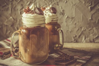 Soğuk kahve içmek cam kavanozda