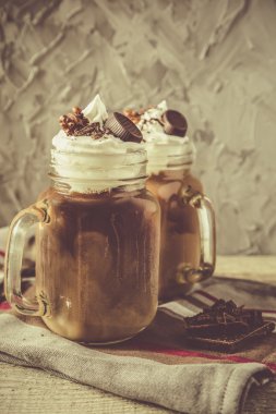 Soğuk kahve içmek cam kavanozda