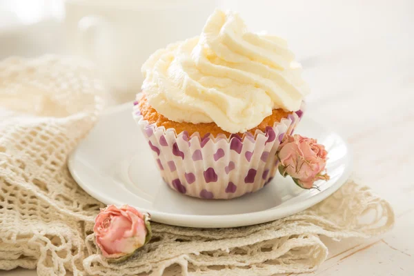 Cupcakes à la vanille sur fond de bois blanc — Photo