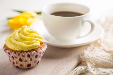 Beyaz ahşap zemin üzerinde vanilyalı kek