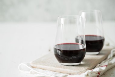 kırmızı şarap bardakta