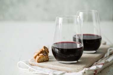 Kırmızı şarap gözlük çerezler ile