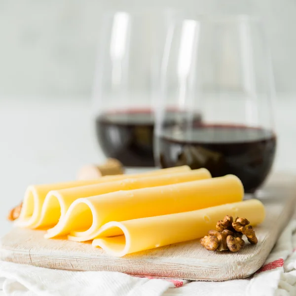Vin rouge et fromage tranché — Photo