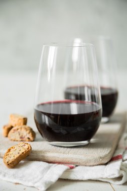 Kırmızı şarap gözlük çerezler ile