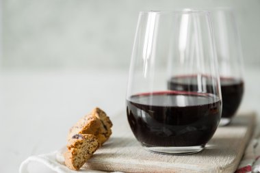 Kırmızı şarap gözlük çerezler ile