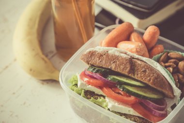 Vejetaryen sandviç havuç ve fındık ile öğle yemeği kutusu içinde