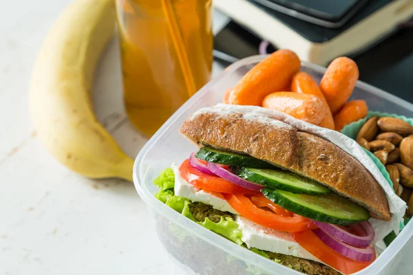 Sanduíche Vegan em lancheira com cenouras e nozes — Fotografia de Stock