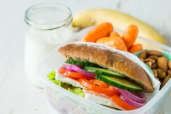 Vegetáriánus szendvics, a sárgarépát és a dió ebéd-box — Stock Fotó