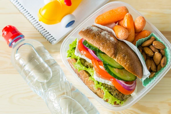 Vegetáriánus szendvics, a sárgarépát és a dió ebéd-box — Stock Fotó