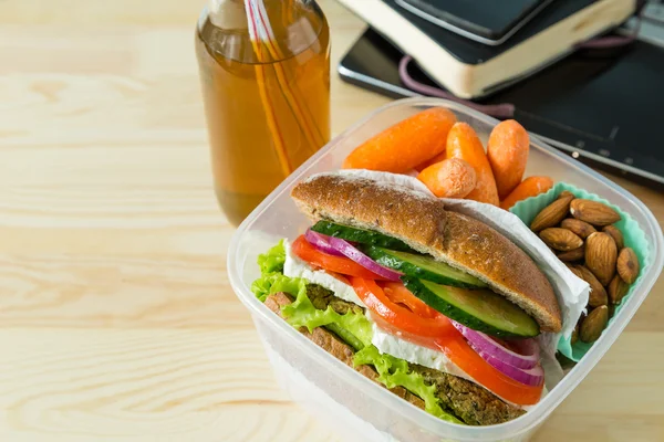 Veganes Sandwich in Lunchbox mit Karotten und Nüssen — Stockfoto