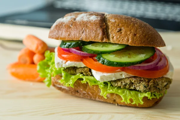 Sandwich vegano en lonchera con zanahorias y nueces —  Fotos de Stock