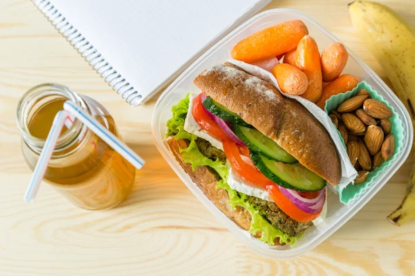 Veganes Sandwich in Lunchbox mit Karotten und Nüssen — Stockfoto