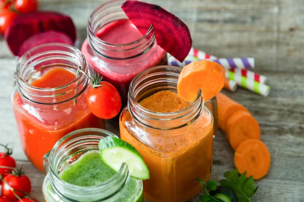 Seleção de sucos vegetais coloridos em frascos de vidro — Fotografia de Stock