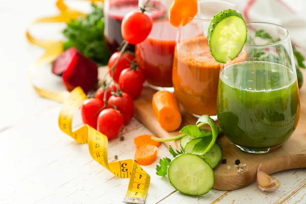 Selección de zumo de verduras de colores en vasos — Foto de Stock