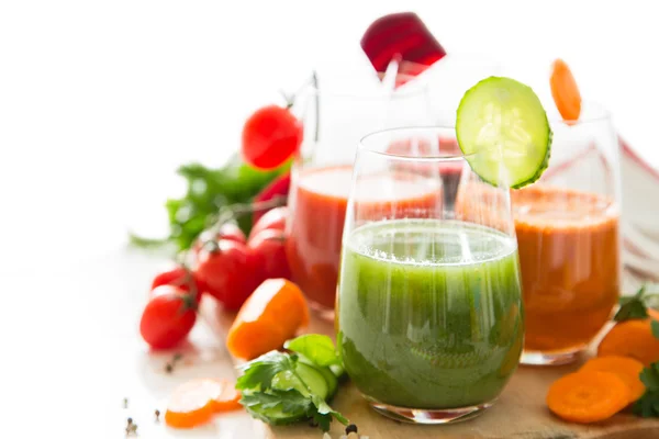 Seleção de suco de legumes coloridos em óculos — Fotografia de Stock