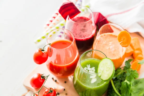 Urval av färgglada grönsaksjuice i glas — Stockfoto