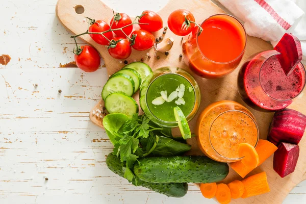 Selección de zumo de verduras de colores en vasos —  Fotos de Stock