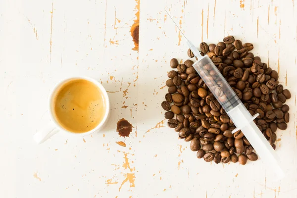卫生保健的概念 — — 的咖啡豆放进塑料注射器 — 图库照片