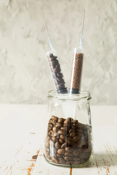 卫生保健的概念 — — 的咖啡豆放进塑料注射器 — 图库照片