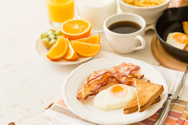 Traditioneel Amerikaans ontbijt — Stockfoto