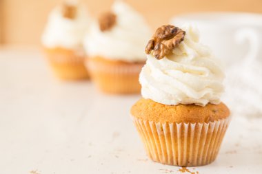 Beyaz ahşap üzerine havuç kek