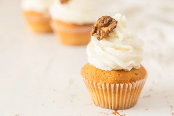 Cupcakes de cenoura em madeira branca — Fotografia de Stock