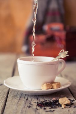 Beyaz fincan çay dökme