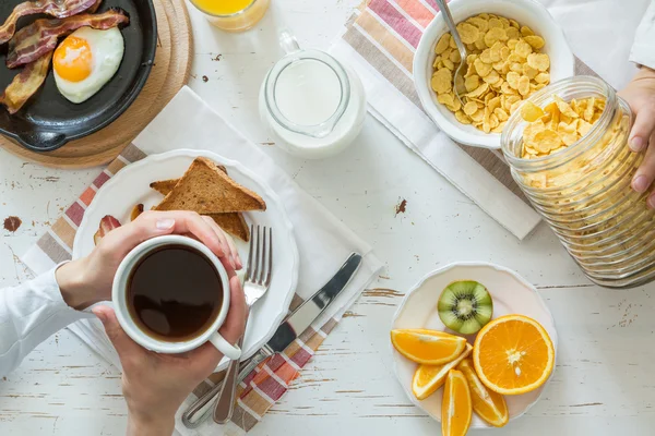 Family eating american breakfast — Stock Photo, Image