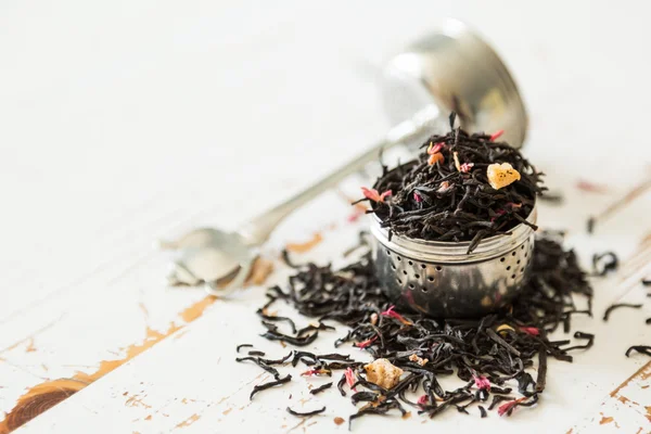 Dry black tea in infuser — Stock Photo, Image
