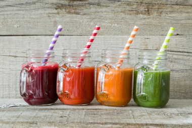 Kavanozların içinde renkli sebze suları yelpazesi