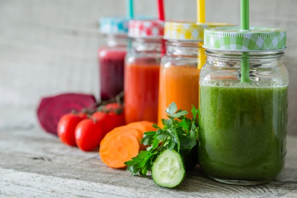 Urval av färgglada grönsaksjuicer i glasburkar — Stockfoto