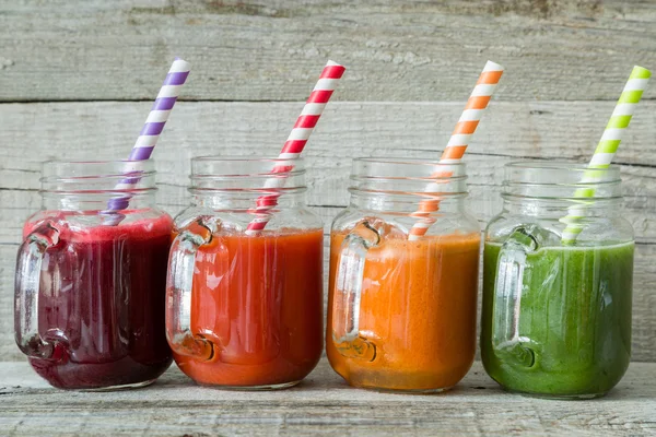 Выбор разноцветных овощных соков в стеклянных банках — стоковое фото