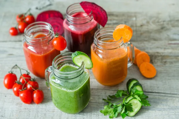 Seleção de sucos vegetais coloridos em frascos de vidro — Fotografia de Stock