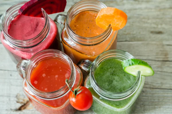 Výběr barevné zeleninových šťáv ve sklenicích — Stock fotografie