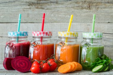 Kavanozların içinde renkli sebze suları yelpazesi