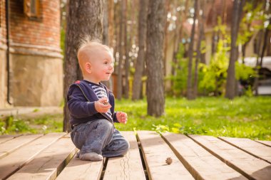 Arka bahçesinde oynayan erkek bebek