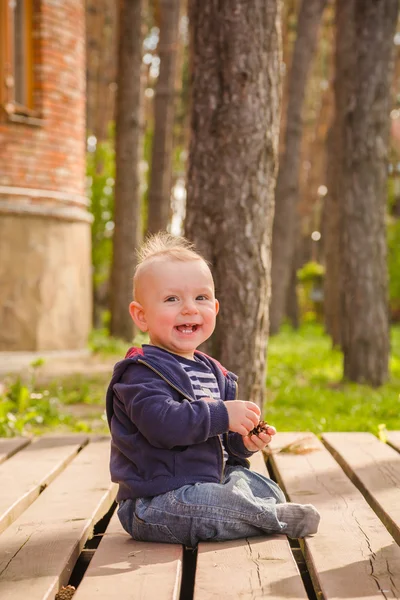 Chłopiec dziecko grając na podwórku — Zdjęcie stockowe