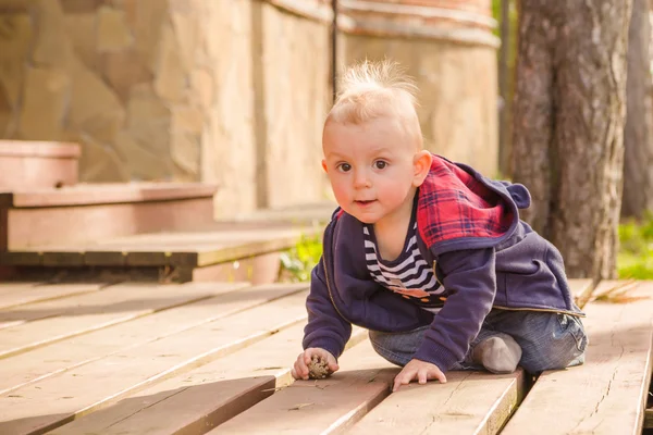 Chłopiec dziecko grając na podwórku — Zdjęcie stockowe