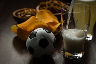 Cam, parti aperatifler içine dökme ayı