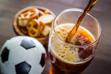 Bira cam aperatifler ve futbol ile içine dökme