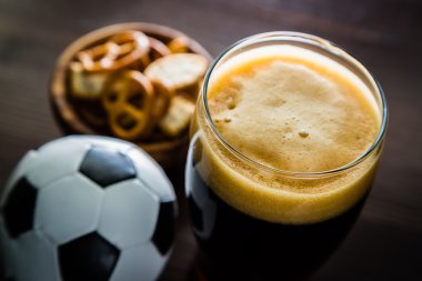 Bira cam aperatifler ve futbol ile içine dökme