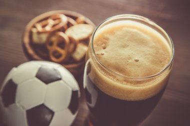 Bira cam aperatifler ve futbol ile içine dökme