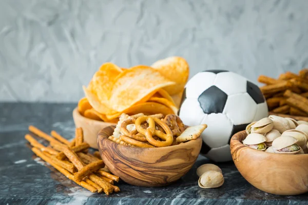 Seleção de comida de festa para assistir campeonato de futebol — Fotografia de Stock