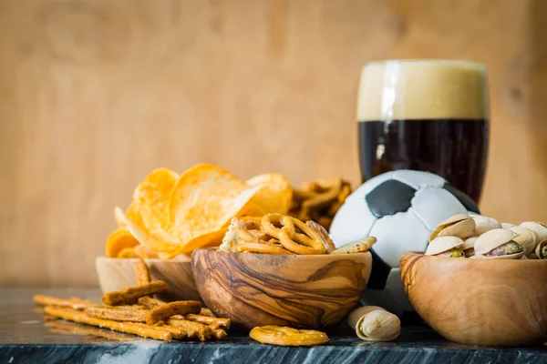 Seleção de comida de festa para assistir campeonato de futebol — Fotografia de Stock