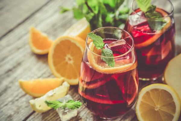 Sangria ve gözlük maddeler — Stok fotoğraf