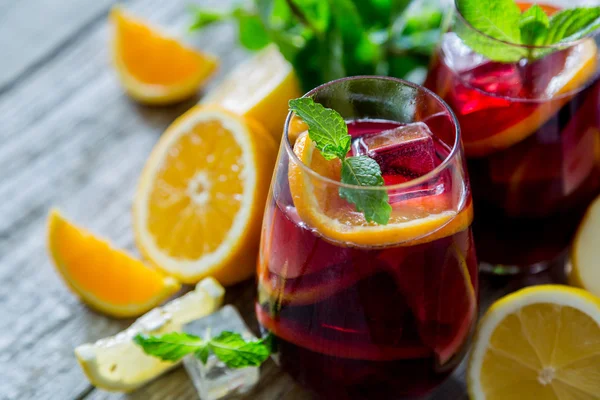 Sangria és összetevők szemüveg — Stock Fotó