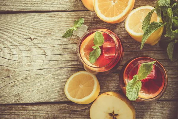 Sangria och ingredienser i glas — Stockfoto